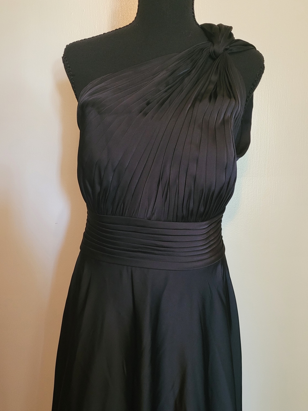 Elegant One-Shoulder Black Evening Gown - Picture 8 of 13